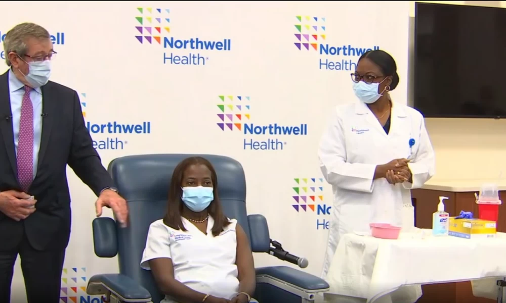 Εμβόλιο Pfizer: Η πρώτη λειτουργός υγείας εμβολιάστηκε στην Ν.Υόρκη